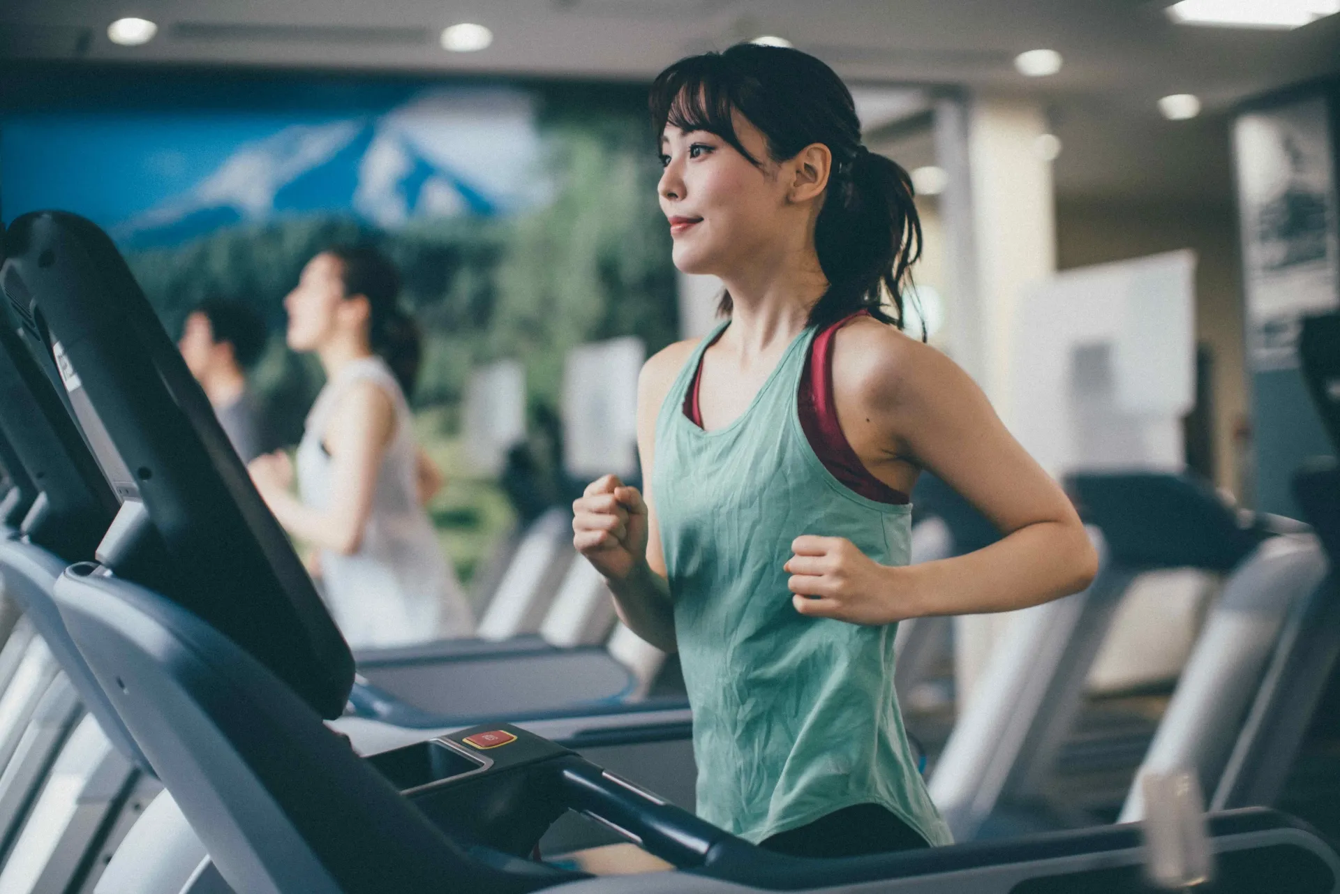 有酸素運動をランニングマシンでする女性